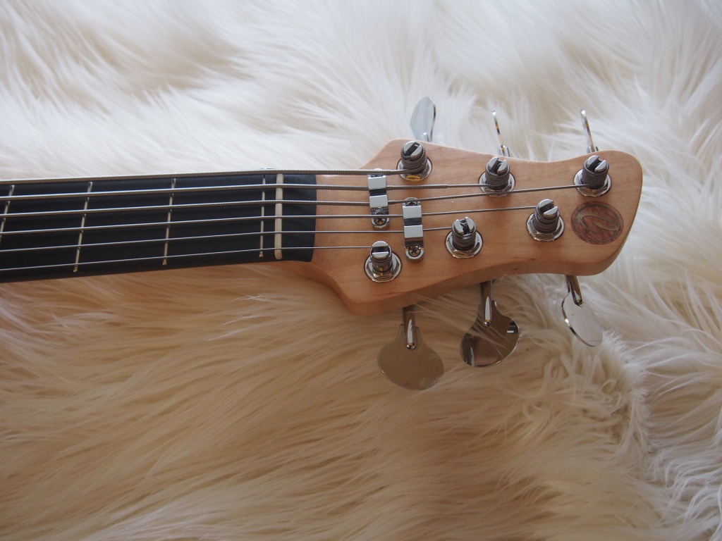 The headstock features lollipop tuners for retro look and feel!