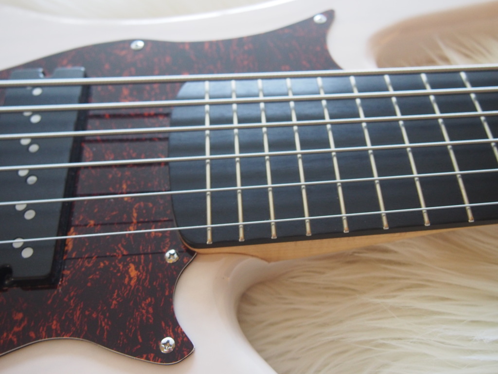 The deep lower cutaway gives perfect access to the 24 frets on the neck.